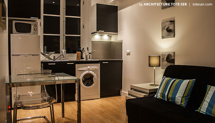Kitchenette e sala do apartamento T2 no Chiado, Lisboa