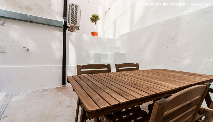 Terrace of the 2 bedroom apartment in Lapa, Lisbon